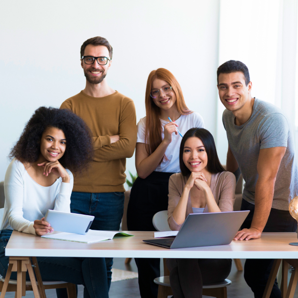 Grupo de personas sonriendo dentro de la oficina